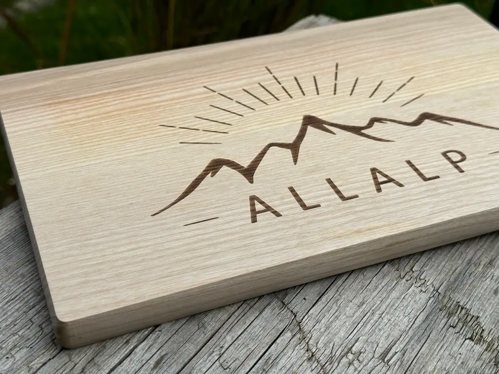 Holzbrett mit AllAlp Lasergravur – hochwertige Brotzeitbrett mit Bergmotiv