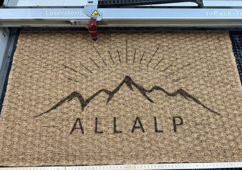 Lasergravur AllAlp Logo auf Kokosmatte – Laserstern Maschine in Produktion