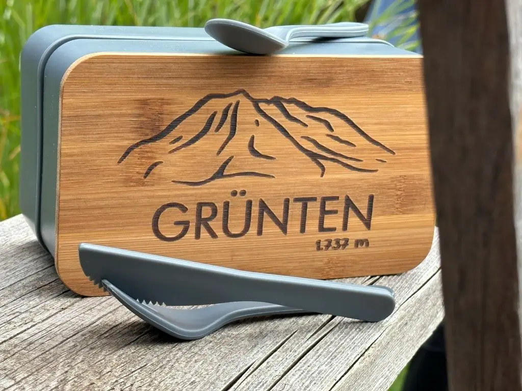 Bambus-Lunchbox mit Grünten Lasergravur – 1.737m – inkl. Besteck
