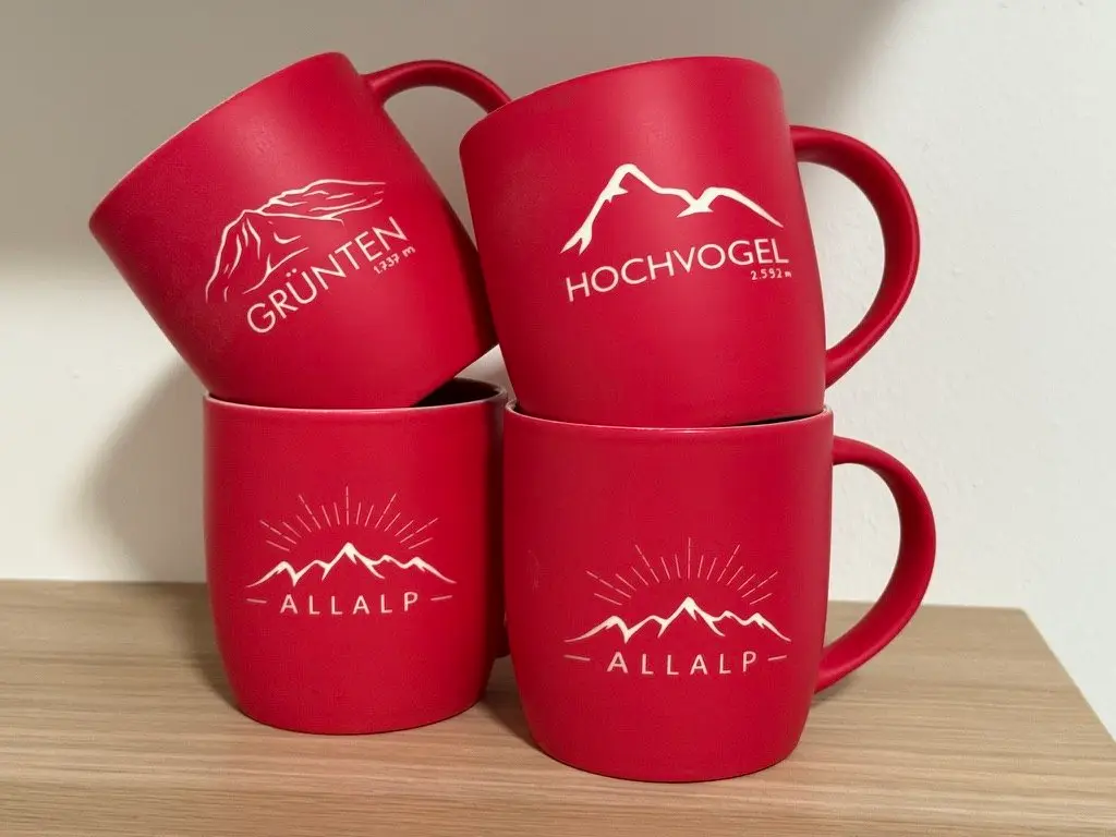 Rote AllAlp Tassen mit Lasergravur – Grünten, Hochvogel, AllAlp Logo