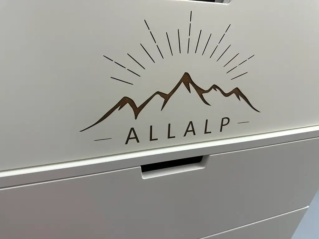 AllAlp Logo UV-Druck auf weißer Box – personalisierte Aufbewahrung mit Bergmotiv