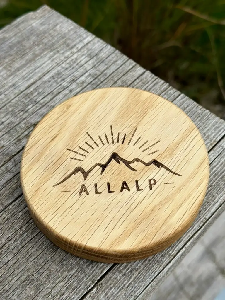 Holz-Untersetzer mit AllAlp Bergsilhouette und Gravur – handgefertigt